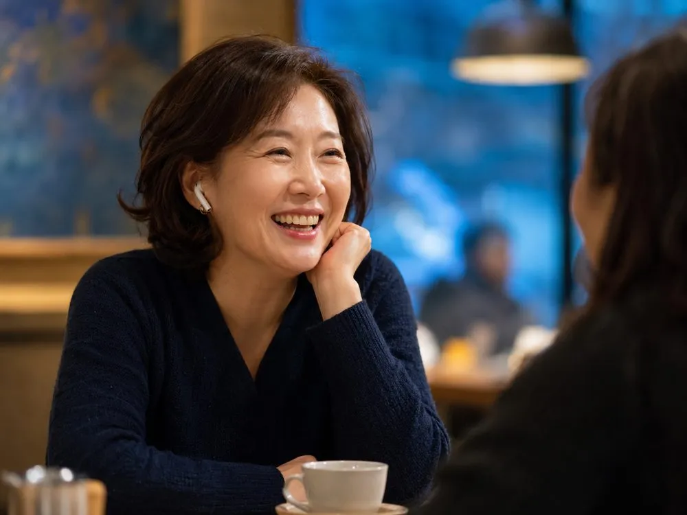 笑顔で会話を楽しむ女性の様子